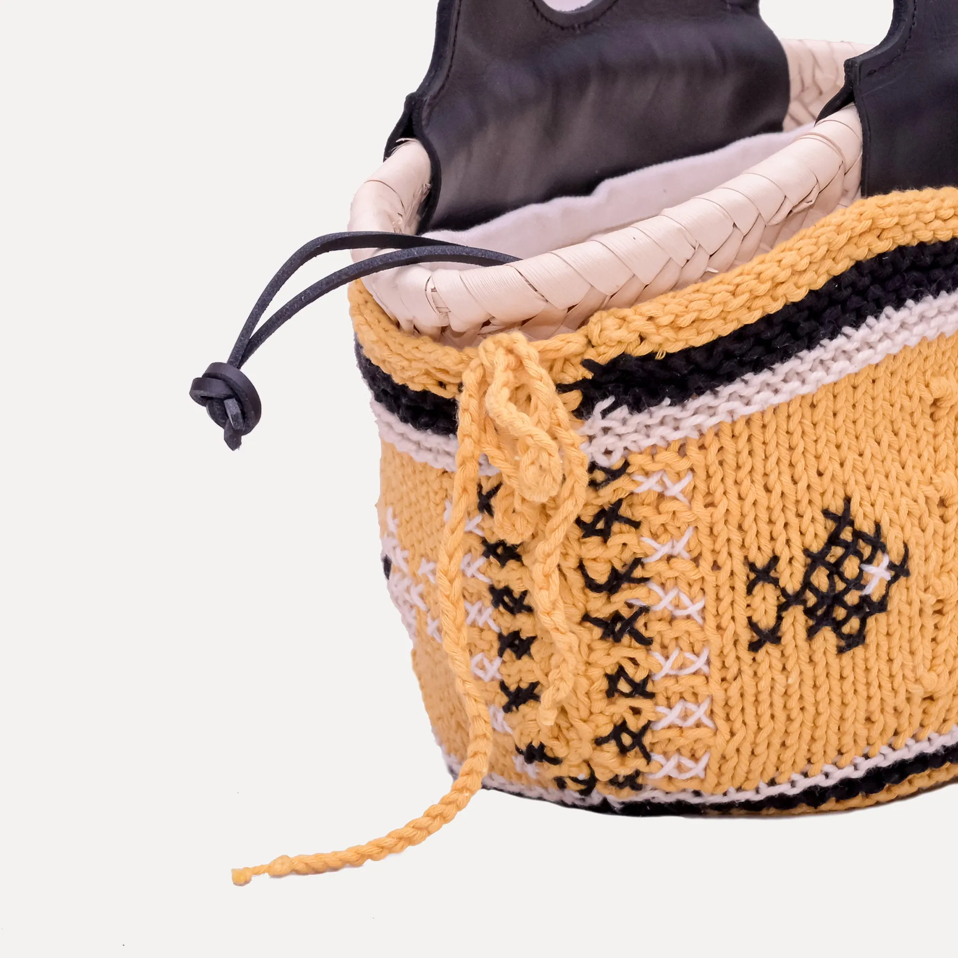 Caxinas - mini embroidered basket in yellow