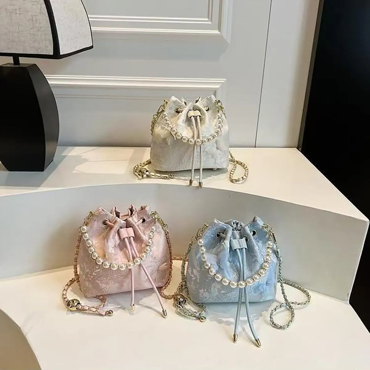Chinese women's retro water bucket pearl handbag, butterfly embroidery print, elegant temperament banquet gift