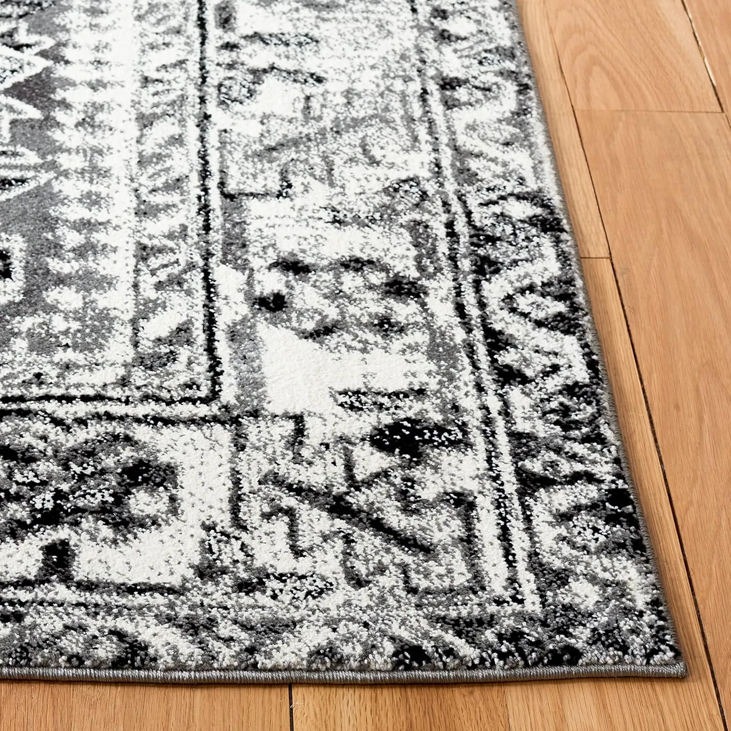 SAFAVIEH Vintage Hamadan Collection Area Rug - 5'3" x 7'6", Grey & Ivory, Medallion Design, Non-Shedding & Easy Care, Ideal for High Traffic Areas in Living Room, Bedroom (VTH211G)