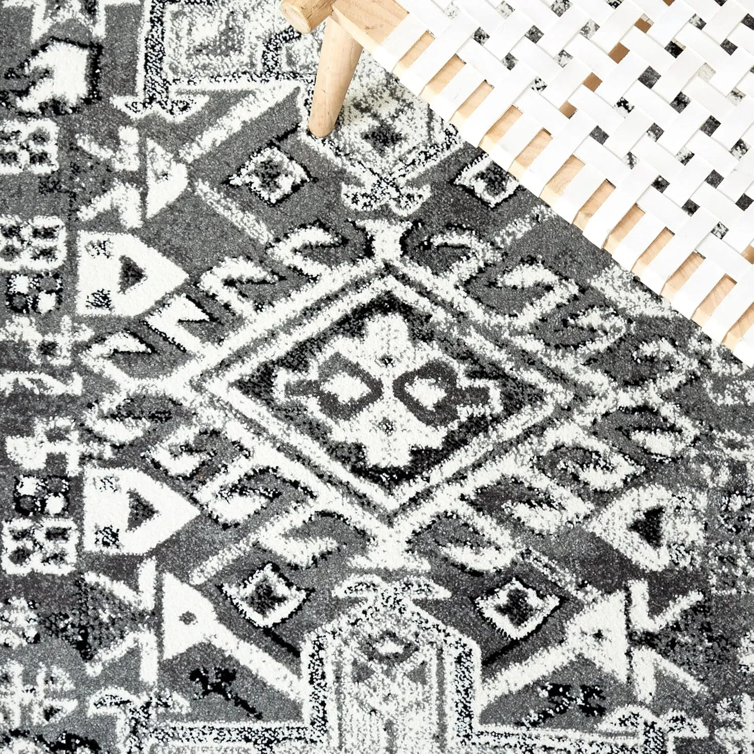 SAFAVIEH Vintage Hamadan Collection Area Rug - 5'3" x 7'6", Grey & Ivory, Medallion Design, Non-Shedding & Easy Care, Ideal for High Traffic Areas in Living Room, Bedroom (VTH211G)