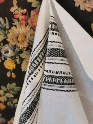 Woven scarf with geometric black on white pattern