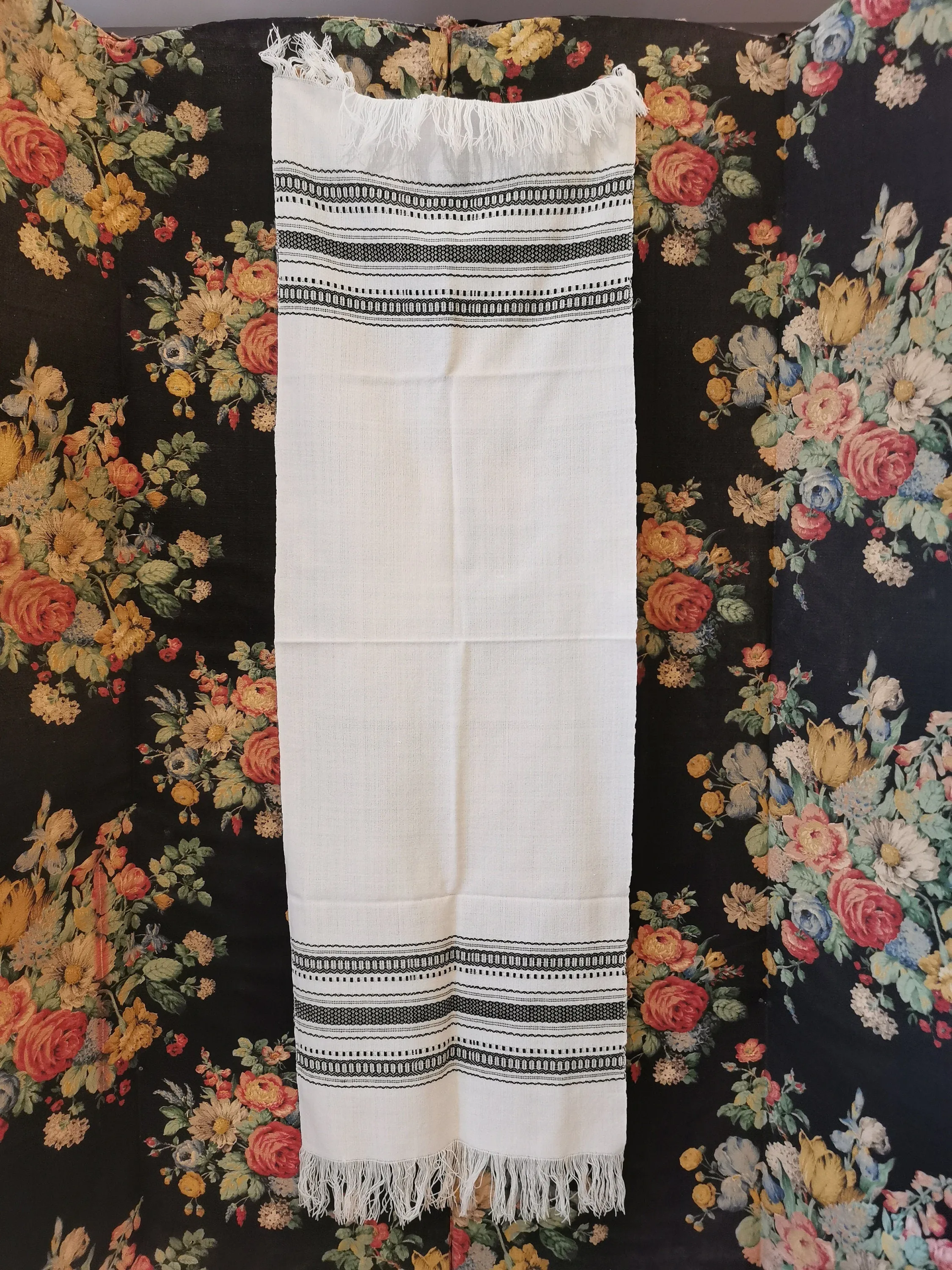 Woven scarf with geometric black on white pattern