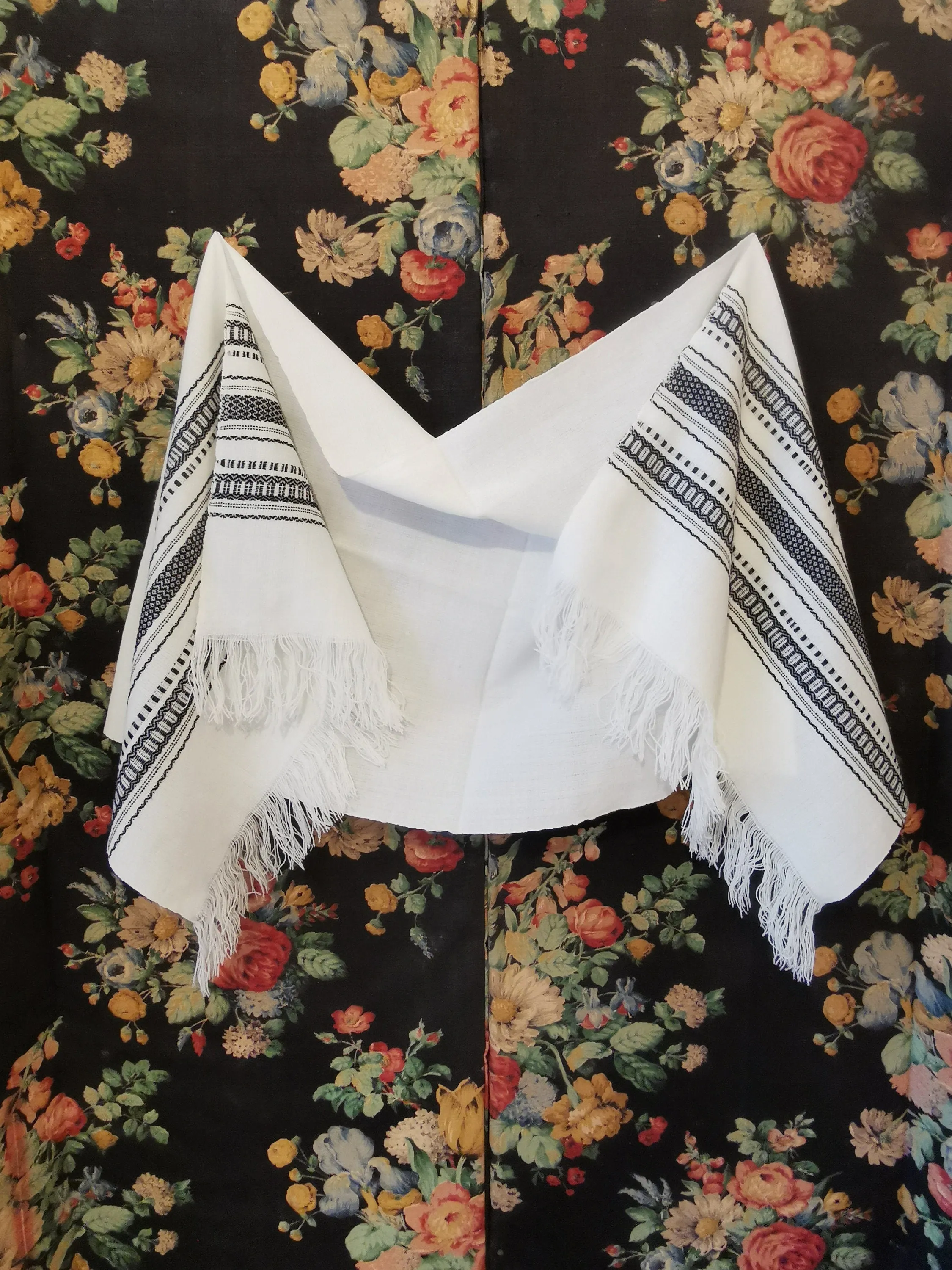 Woven scarf with geometric black on white pattern